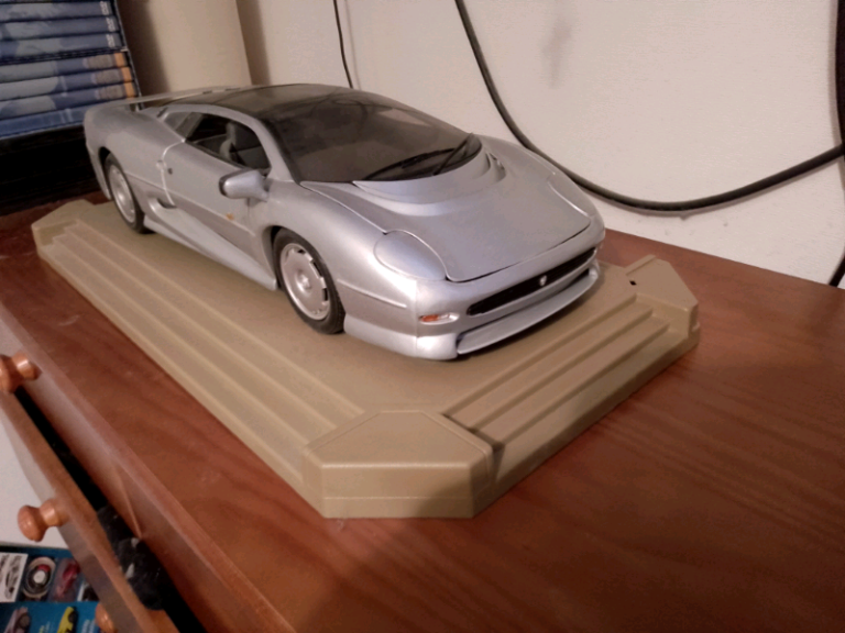 Big 1:12th scale jaguar xj220 good condition.  Not 1,24th or 1,18th sc