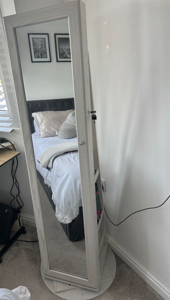 Rotating 360 storage mirror