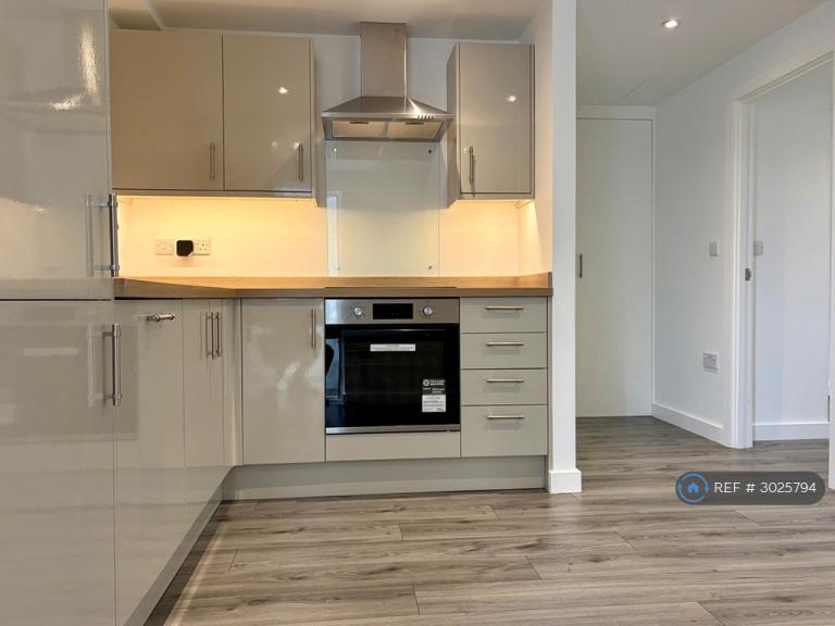 1 bedroom flat in Truro Hill, Penryn, TR10 (1 bed) (#3025794)
