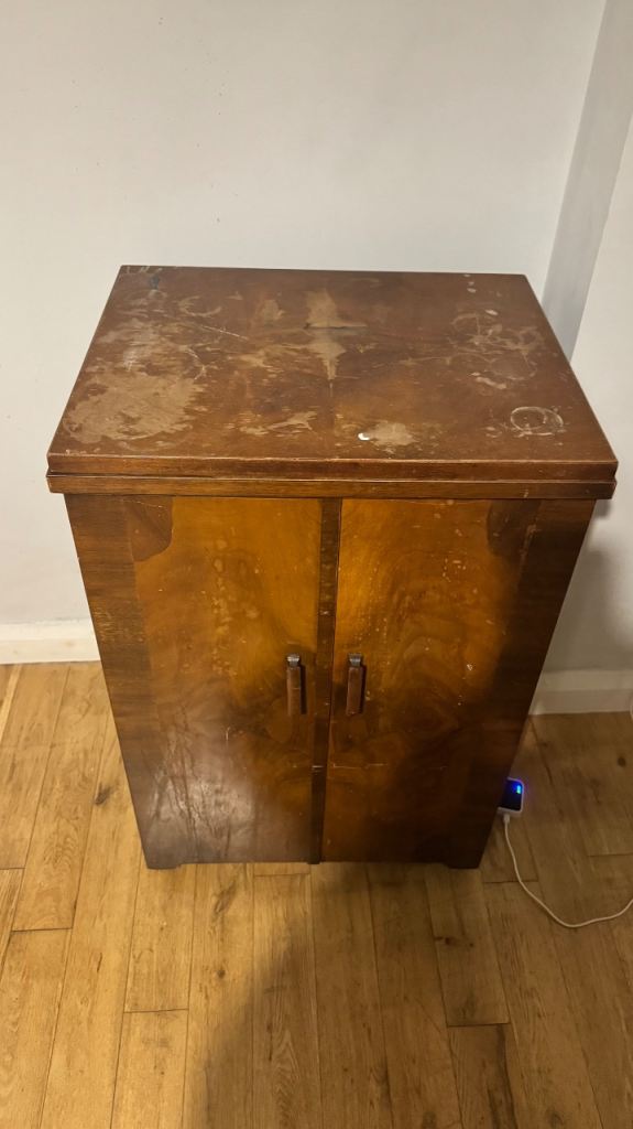 Vintage singer sewing machine in cabinet 