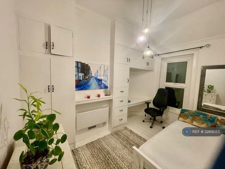 1 bedroom in Crown Lane, London, SM4 (#2289055)