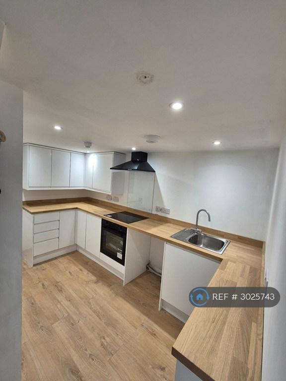 2 bedroom flat in Kingsmead Square, Northwich, CW9 (2 bed) (#3025743)