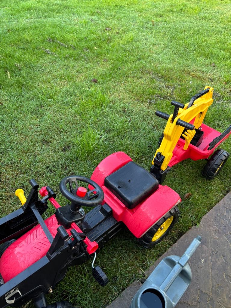Ride on tractor with trailer and digger arm