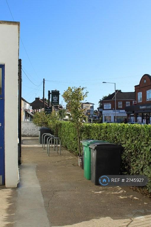 6 bedroom flat in Hawks Road, Kingston Upon Thames, KT1 (6 bed) (#2745927)