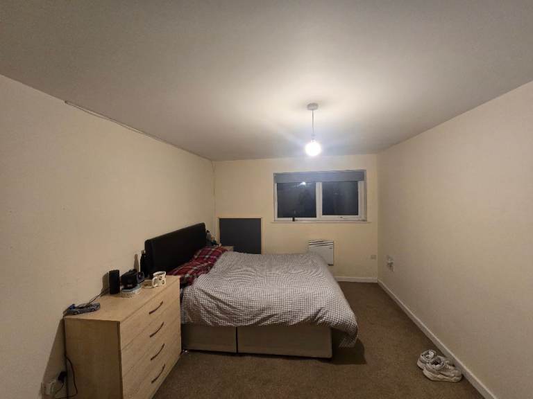 🏠 Tenancy takeover – Leicester City Centre Large double room available