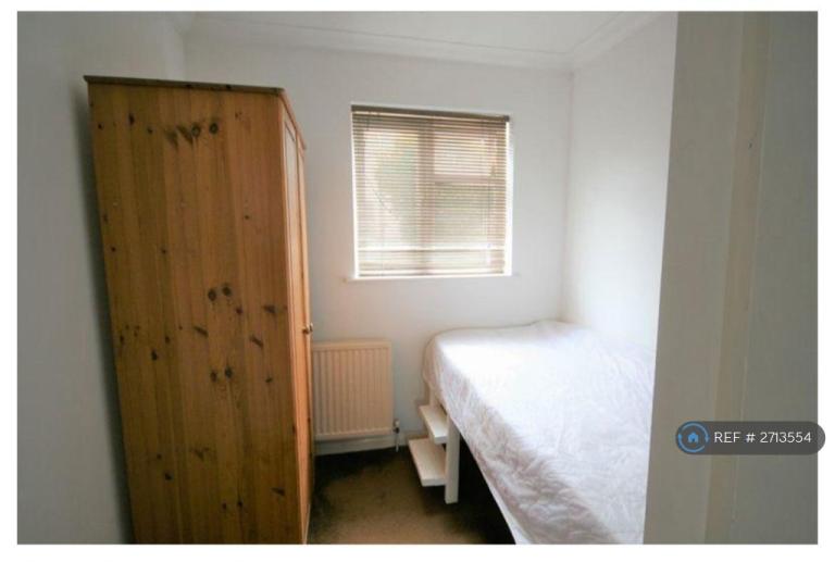 3 bedroom house in Cricklade Avenue, Romford, RM3 (3 bed) (#2713554)