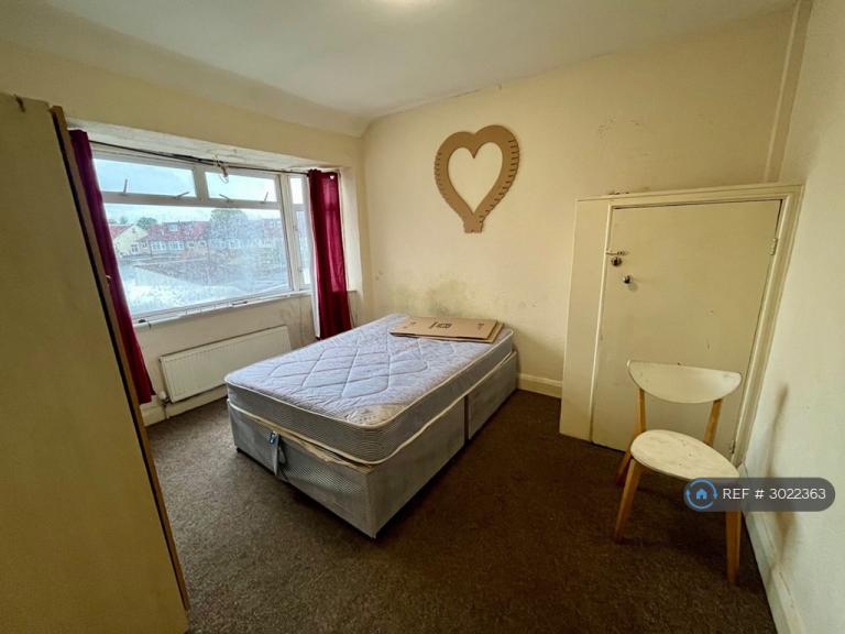 2 bedroom flat in Somerset Road, Southall, UB1 (2 bed) (#3022363)