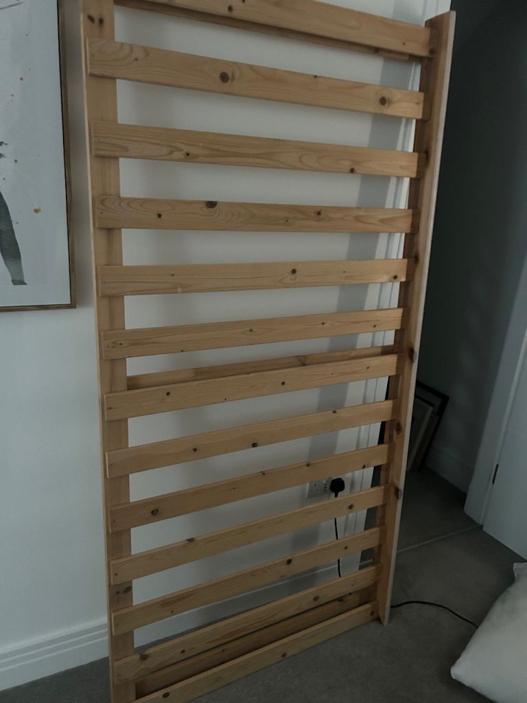 Trundle bed- fits under single 