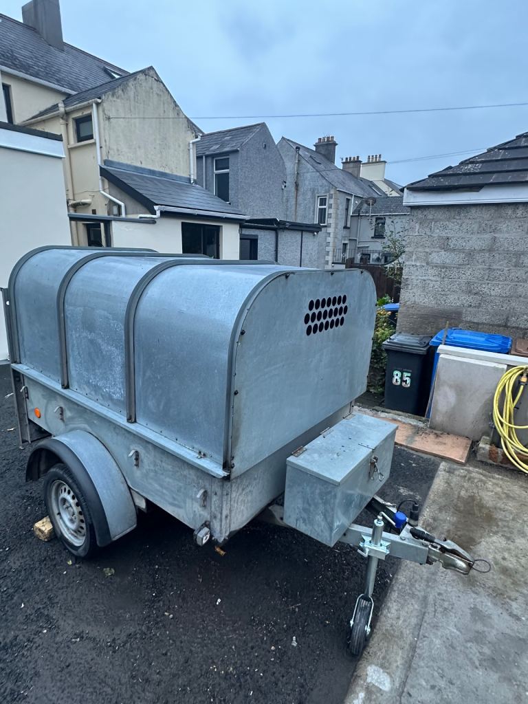 6x4 Broniss trailer with roof 
