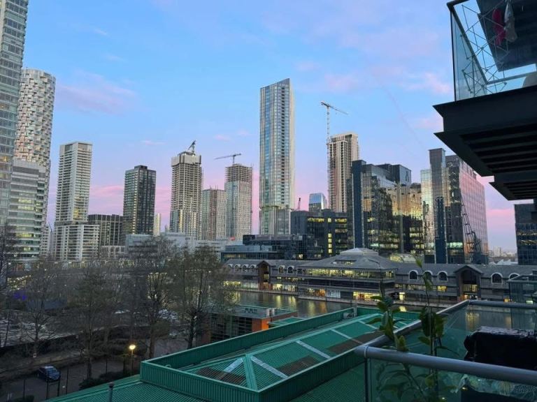 HOME SWAP ( SOUTH QUAY LONDON )
