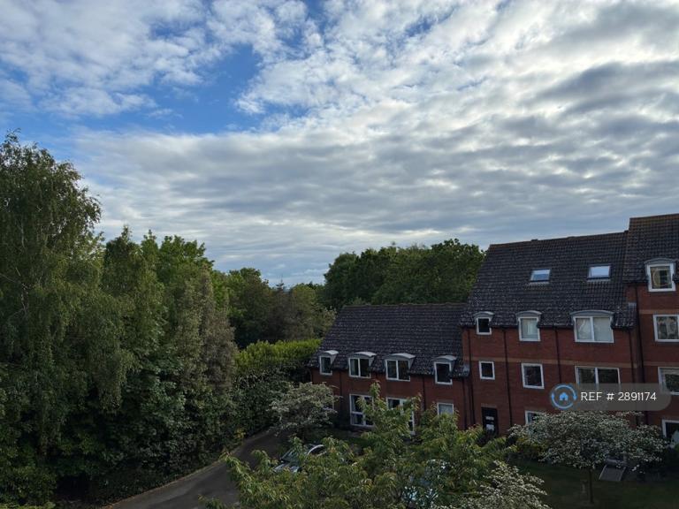1 bedroom flat in Station Road, Poole, BH14 (1 bed) (#2891174)