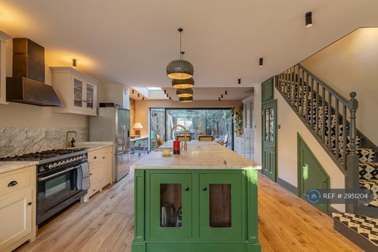4 bedroom flat in Malden Road, London, NW5 (4 bed) (#2951204)