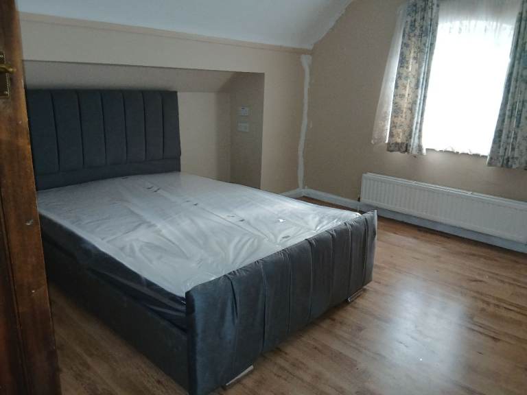 2 rooms for rent available