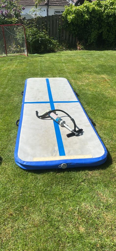 Inflatable tumble mat 