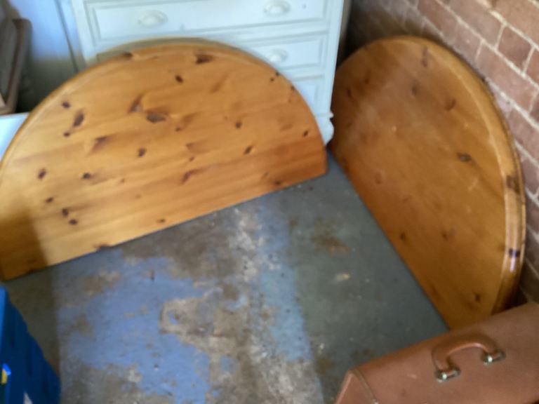 Pine ROUND EXTENDABLE table