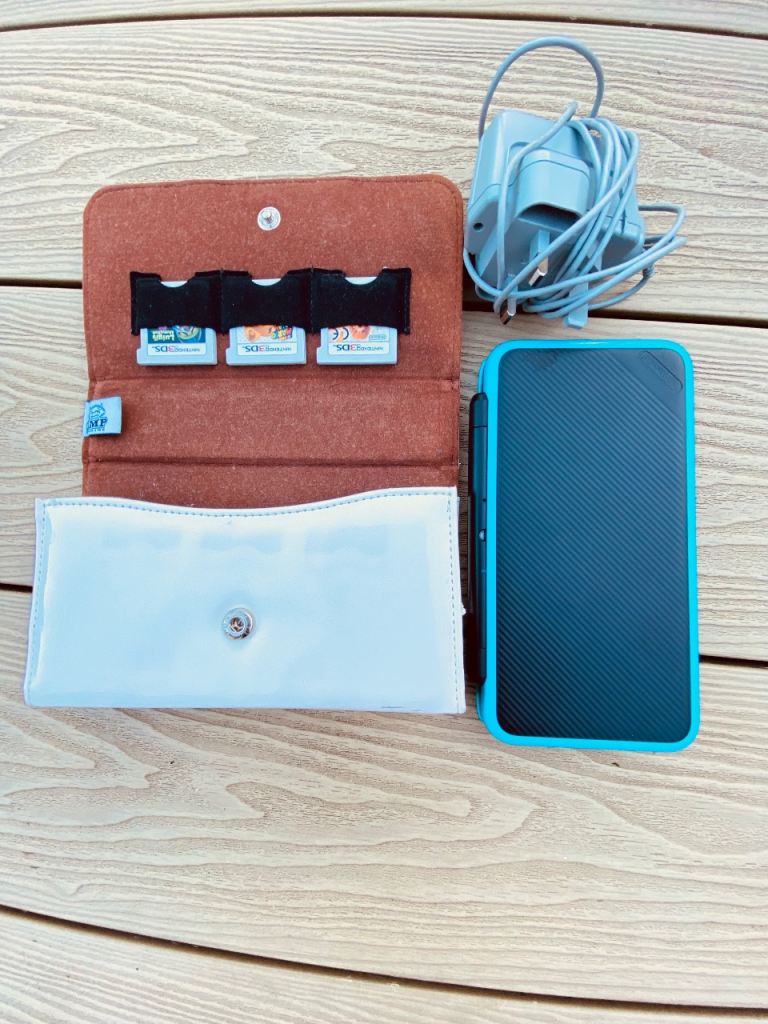 New Nintendo 2DS XL Bundle: New Nintendo 2DS XL, Carry Case, 3 3DS Cards, Charger and Stylus.