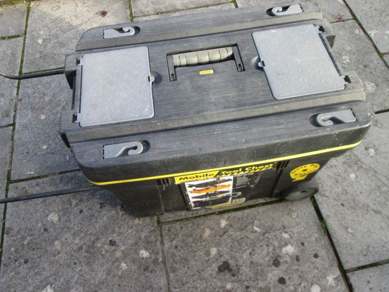 Stanley mobile tool chest on wheels 