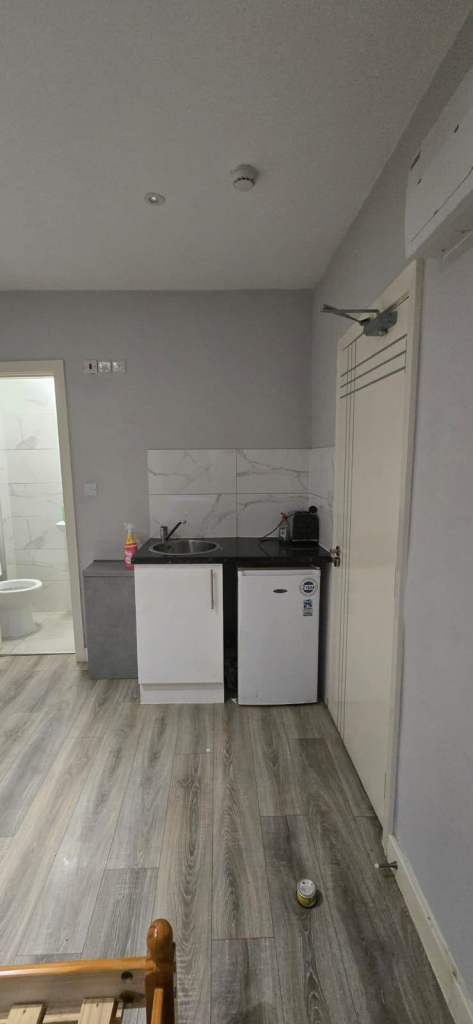 Studio to Let in Ealing, No deposit required, Dss welcome