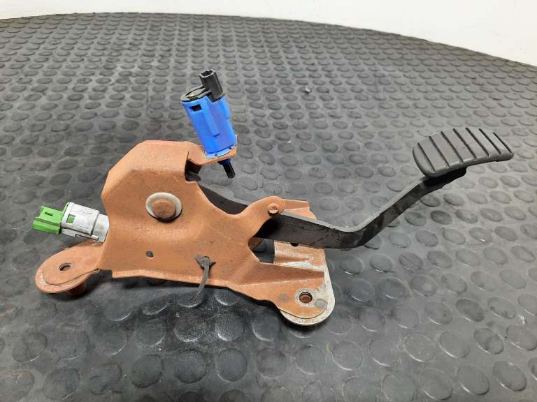 Renault Clio Clutch Pedal 2013-2020 8200275894