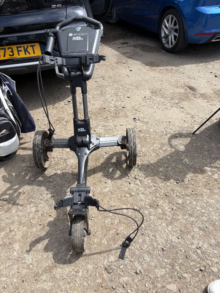 Motocaddy QB2 golf trolley