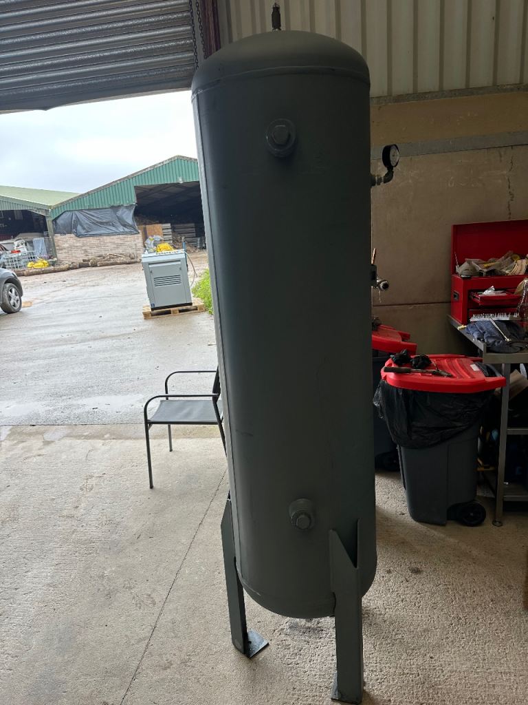 2023 Eigi EN7 Air Compressor with Drypoint Dryer and tank - Can deliver!