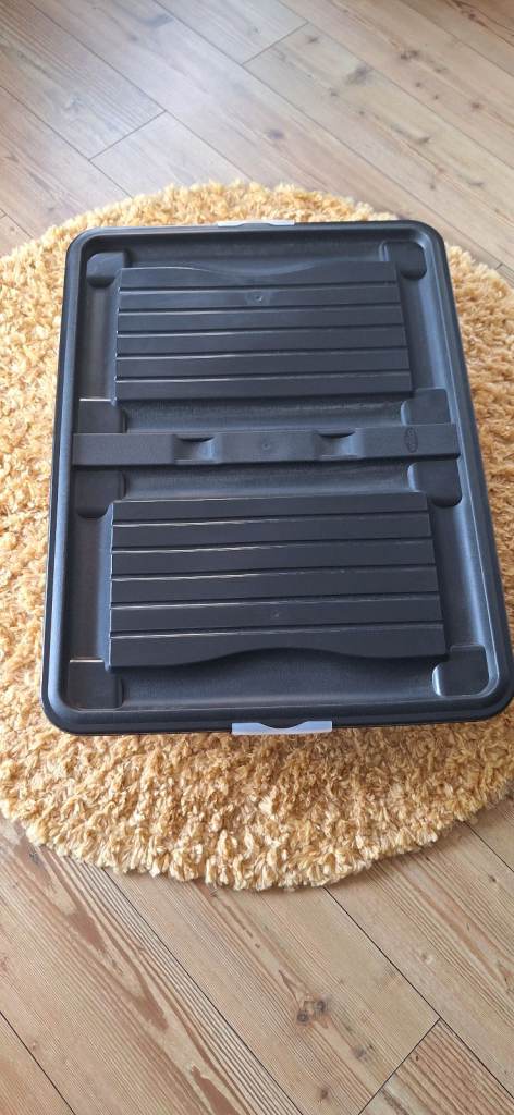 Storage container 