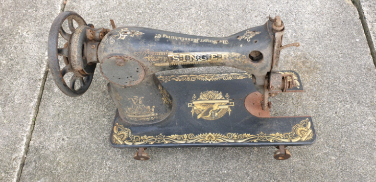 Singer sewing machine vintage antique