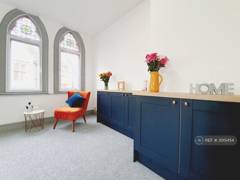 2 bedroom flat in Market Place, Long Eaton, Nottingham, NG10 (2 bed) (#3015454)