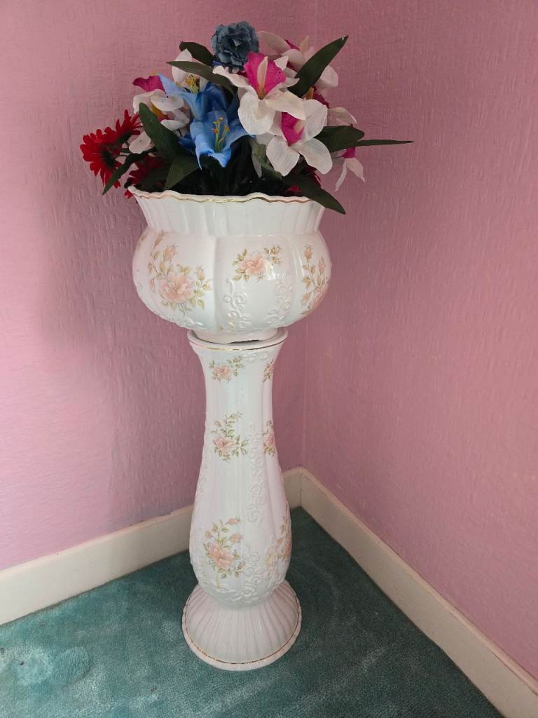 Pedestal vase/planter