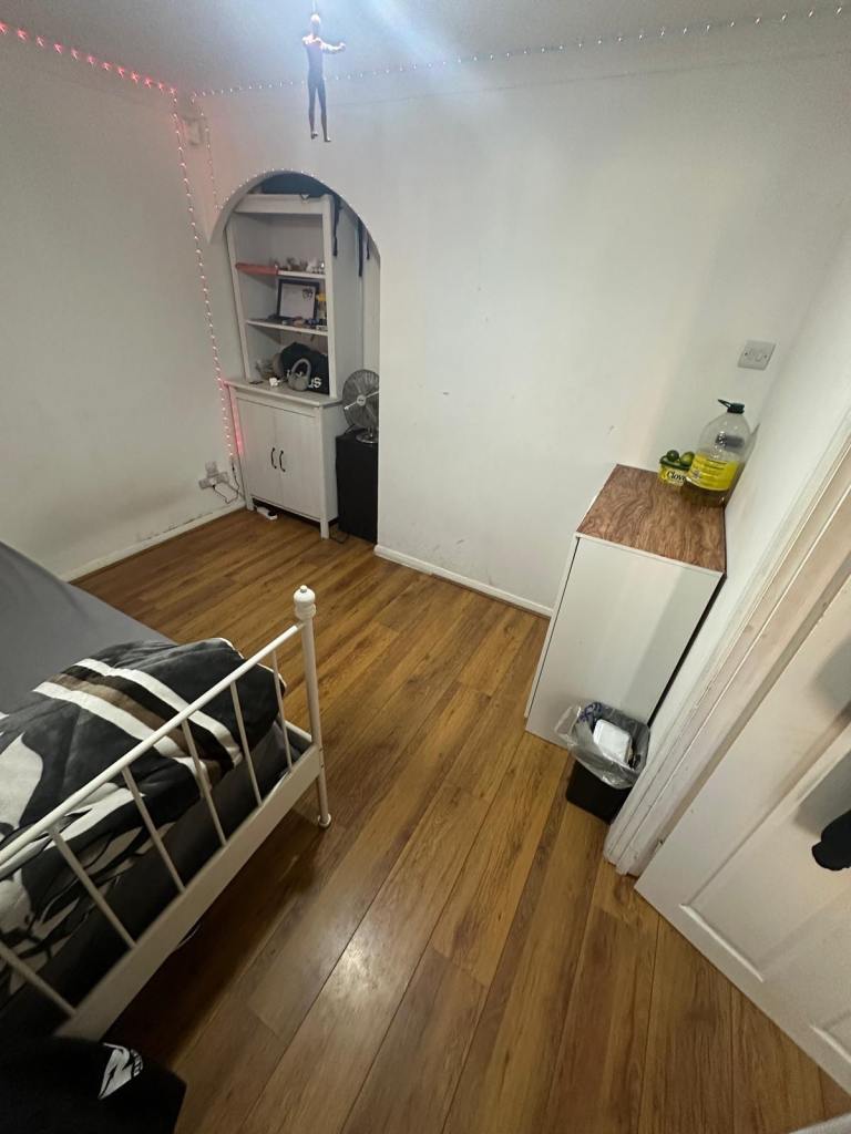 Double room available for girls in goodmayes