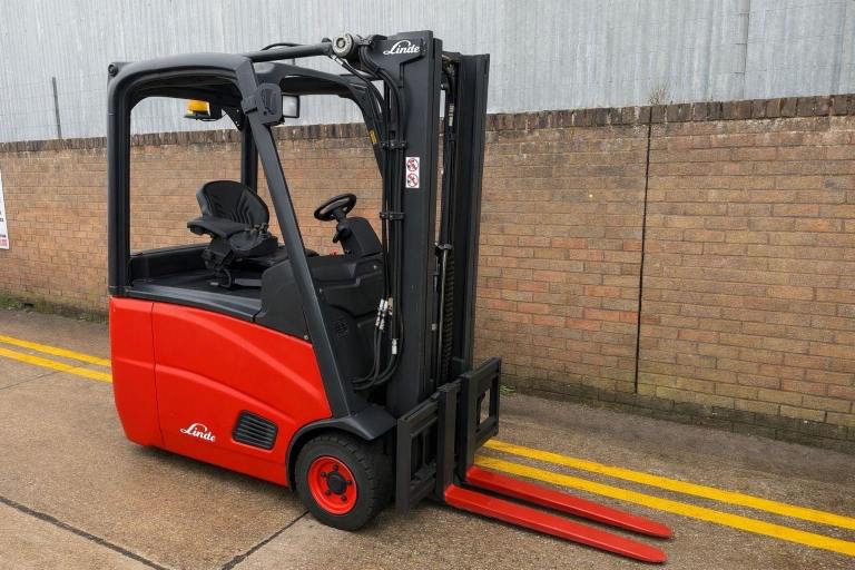 2009 Linde E16 electric forklift, container spec triple mast, sideshift 