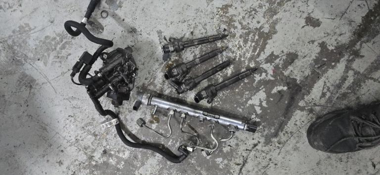 FUEL RAIL   4 INJECTORS  &  HIGH PRESSURE FUEL PUMP 