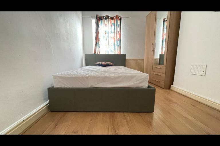 A DOUBLE BEDROOM FULLY FURNISHED - SHIREBROOK NG20