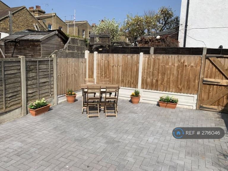 1 bedroom in Woodgrange Drive, Southend-On-Sea, SS1 (#2716046)