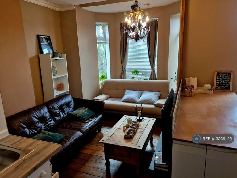 2 bedroom flat in Gloucester Road, Salford, M6 (2 bed) (#3039425)