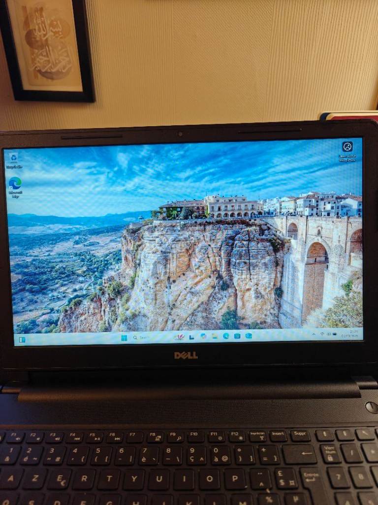 Dell Laptop  Inspiron 15- AZERTY Keyboard - Great for French Speakers & Students