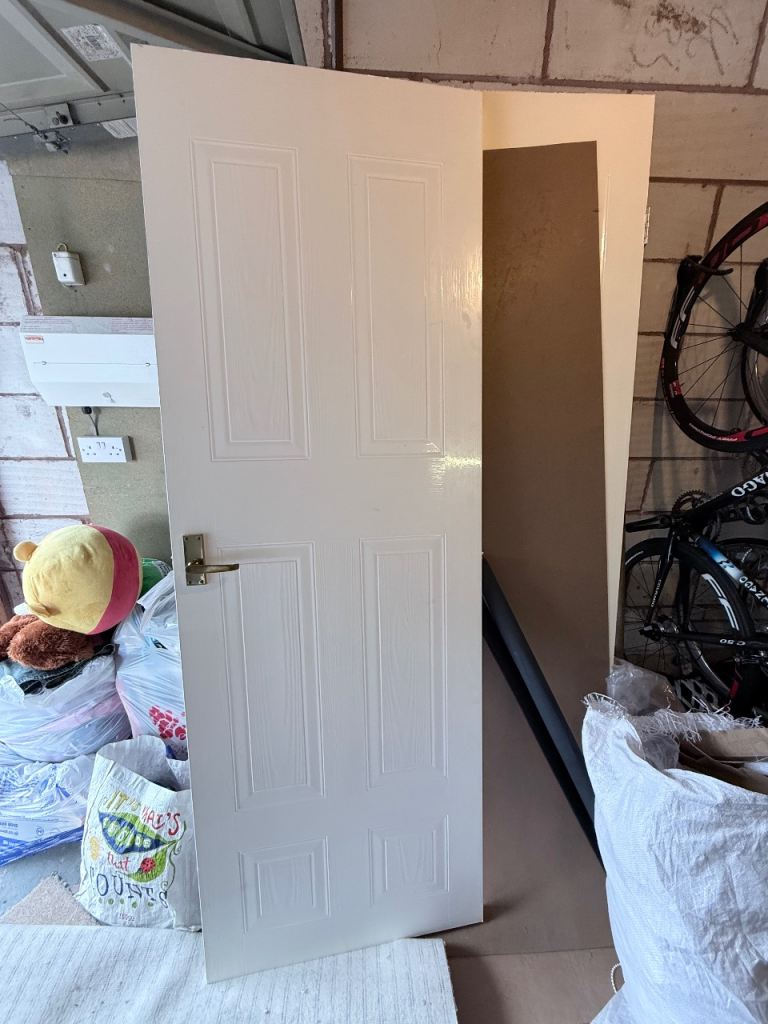 x6 White Internal Doors with Handles – Good Condition