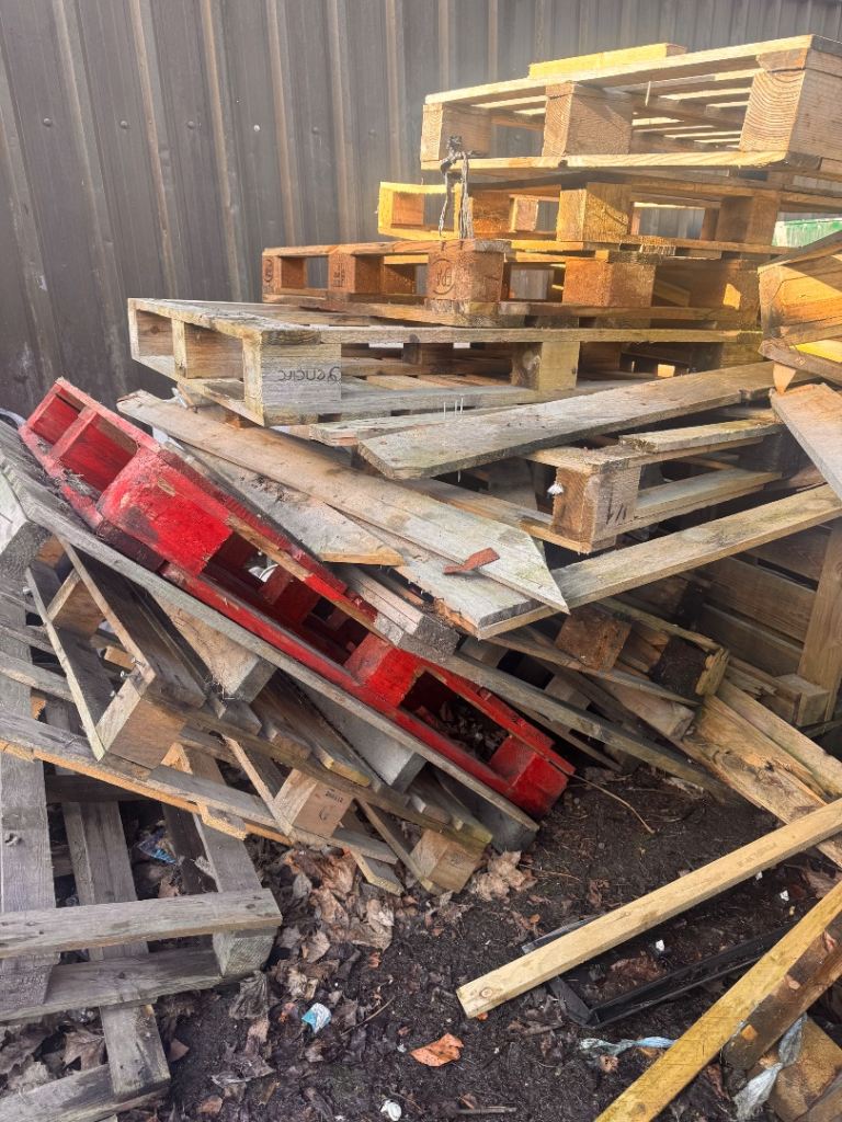 Free wooden pallets 