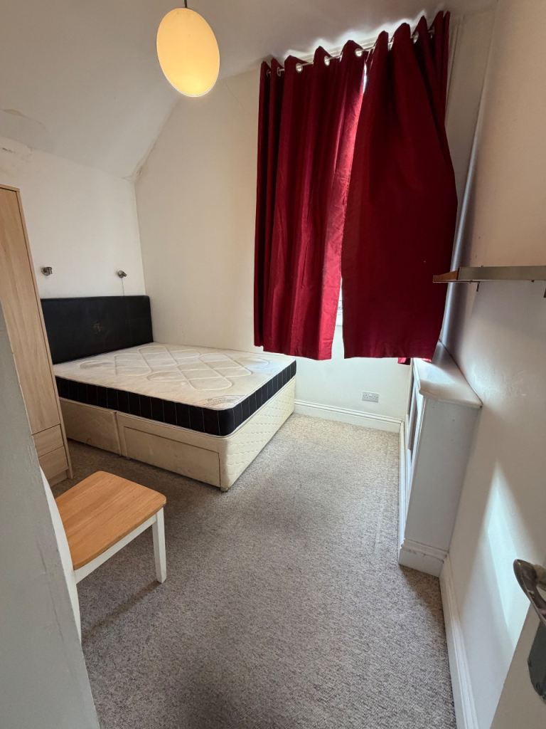 Double Room CR4 2AJ