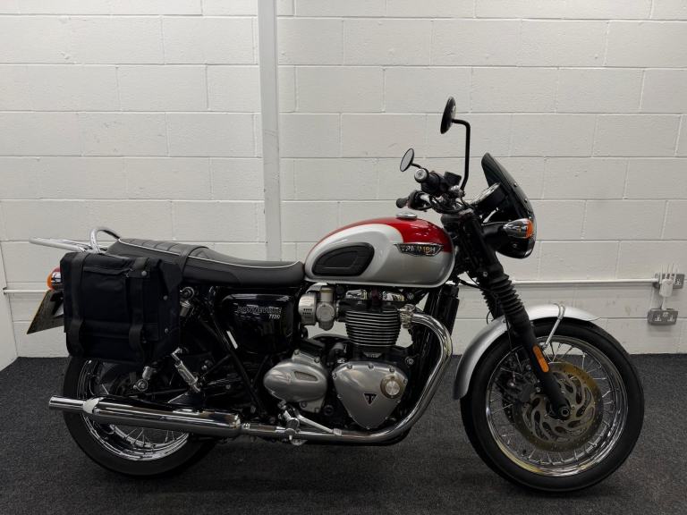 TRIUMPH BONNEVILLE T120 ** RADIATOR GUARD -  HEATED GRIPS - MOT TILL JUNE 2027**