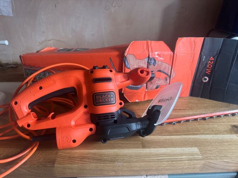 BLACK+DECKER Hedge Trimmer 420W – Good Condition