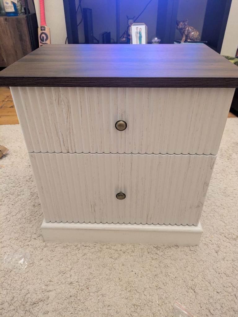 2 White bedside tables 