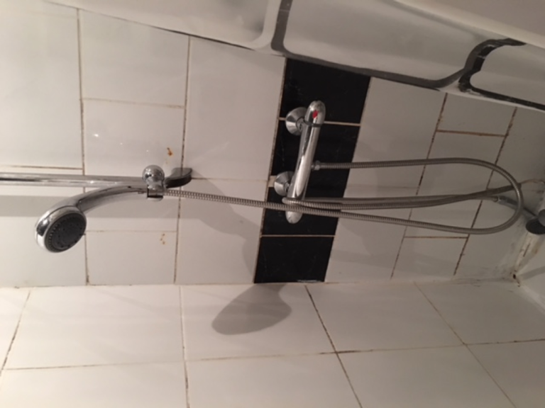 2 cosy double rooms are available close to University. Good for students. Starts from £125p/w.