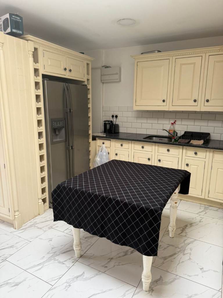 CLEAN BIG Medium ROOM IN CHINGFORD, E4 8PJ FOR £610pcm ALL BILLS INCLUDED!!! (AVAILABLE NOW)