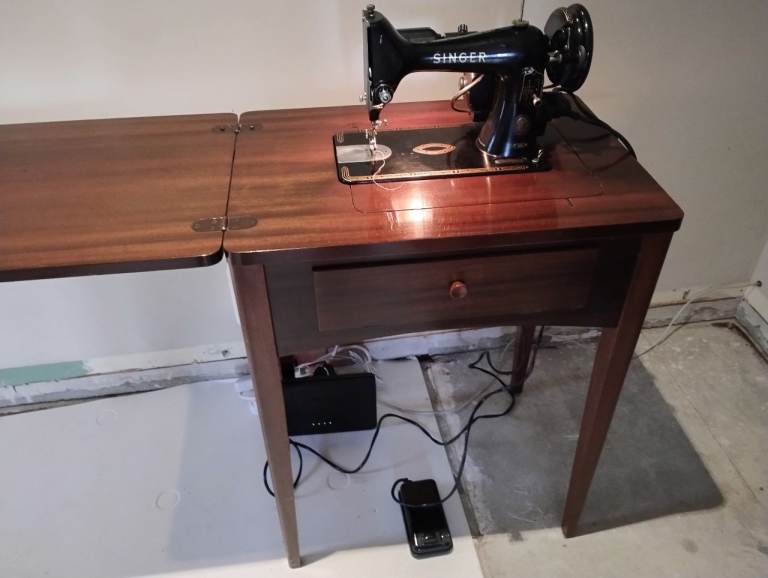 VINTAGE ANTIQUE 1958 SINGER ELECTRIC SEWING MACHINE & TABLE
