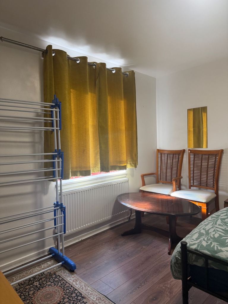 Spacious Double Room for Rent – Prime Location (EH6 8JY)