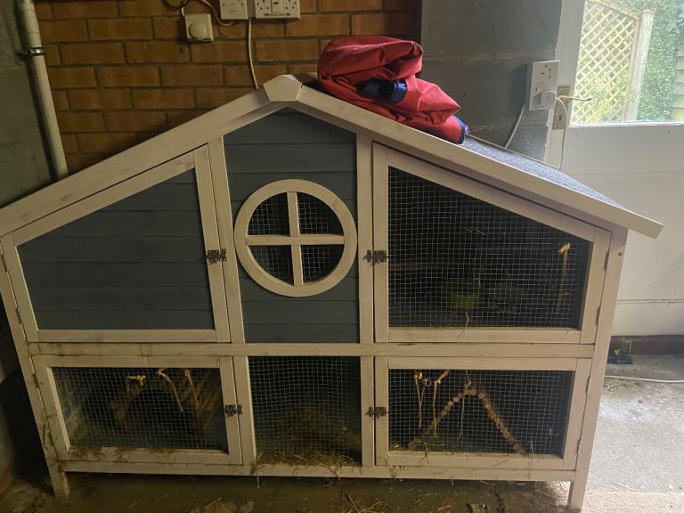 Two level rabbit hutch
