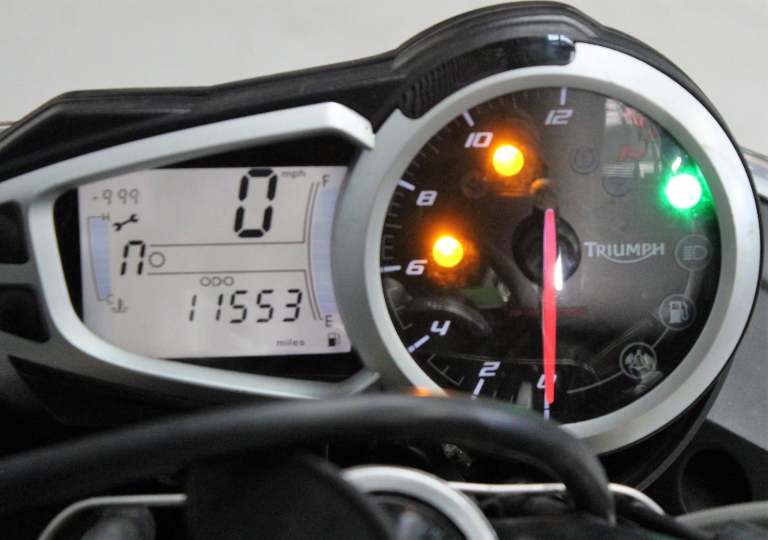 2015 15 TRIUMPH STREET TRIPLE 675 WHITE HPI CLEAR 11K NEW SHAPE TRADE SALE MOT