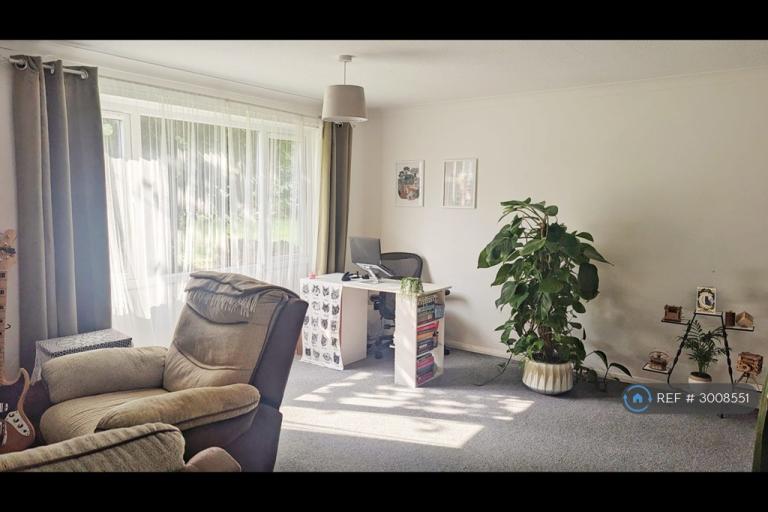 2 bedroom flat in Clement Close, Canterbury, CT1 (2 bed) (#3008551)