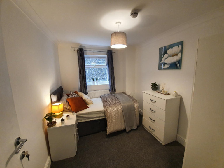 Immaculate condition 5 Bedrooms spacious *HMO* licence property in Chigwell -- Company Let Allowed